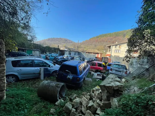 Salavage Yard - Opaka - thumbnail 6