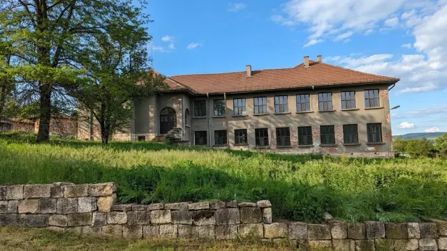 The School - Kostandenets - thumbnail 2